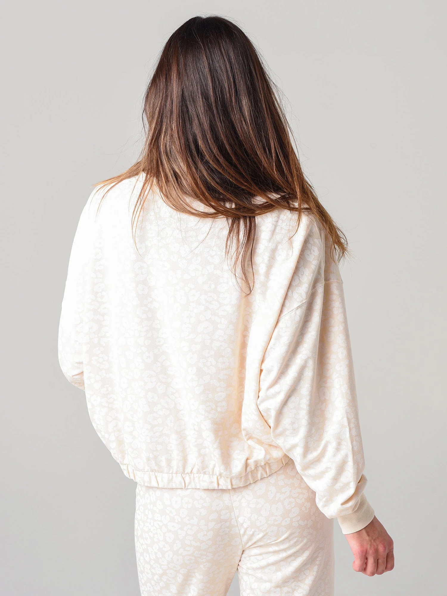 Z Supply Women's Mason Leopard Pullover Sweatshirt 5 Z Supply Women's Mason Leopard Pullover Sweatshirt - Image 3